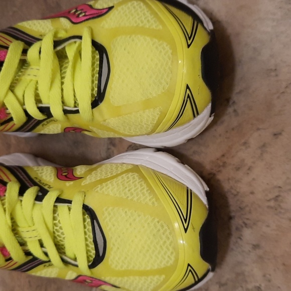 Saucony Kinvara 4 running shoes, womens size 7 - Picture 6 of 9